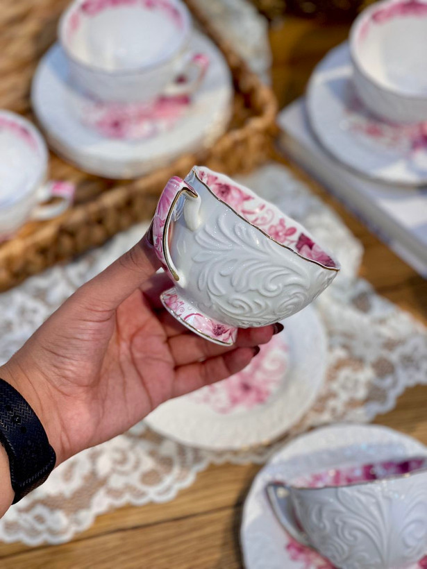 فنجان نعلبکی چای و قهوه خوری گل برجسته لب طلایی برند Şahin